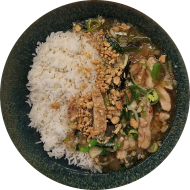 Chinesisches Chicken Kung Pao mit gerösteten Erdnüssen, Chili, Knoblauch und Frühlingslauch (2,3,17,18,49,81) dazu Basmatireis