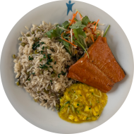 Geräucherter Lachs mit Currysalz und Mango-Gurken-Relish (16) dazu Bratreis und Salatgarnitur