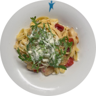 Tagliatelle mit hausgemachtem Bärlauchpesto, Kirschtomaten und Hartkäse (15,19,74,81)