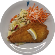 Gebackenes Schollenfilet mit Zitronenkeil (16,81,82) dazu Kartoffelsalat mit Radieschen, Gurke, Kräuter, (9,22) und Salatgarnitur