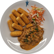 Rahmgeschnetzeltes vom Schwein mit Champignons, Weißwein und Sahne (19,24,81) dazu Kroketten (81) und Salatgarnitur