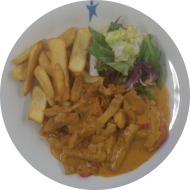 Hähnchengyros in Metaxasoße mit Paprika, Zwiebel und Knoblauch (19,49) dazu Pommes frites und Salatgarnitur