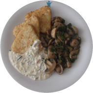 Gebratene frische Champignonköpfe dazu Kartoffelröstiecken mit Kräuter-Sojajoghurt-Dip (3,18,22) und Frisee-Salat