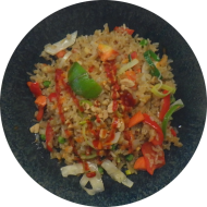 'Thai-Fried-Rice' Naturreis mit buntem Gemüse, Ei und Erdnüssen on Top (2,4,15,17,18,49,81)