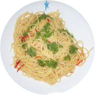 Spaghetti aglio è olio mit reichlich Knoblauch und roten Chilistreifen (49,81)