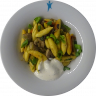 'Lausitzer' Schupfnudelpfanne mit Pilzen und Gemüse (15,21,81) dazu Kräuter-Quark-Dip (19)