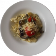 Tortellinipfanne mit in Olivenöl angeschwenkten mediteranen Gemüse, Champignons, dazu geriebenen Käse, und Salat der Saison (9,18,19,49,81)