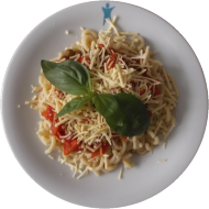 Vegan: Gabelspaghetti (81) dazu Gemüsebolognese mit Basilikum (3,21) und Reibekäse (1,2)