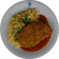 Schweineschnitzel 'Toscana' in würziger Kräuterpanade (15,81) mit Tomaten-Basilikum-Soße (81) dazu Pastasotto mit gehobeltem Hartkäse (3,15,19,24,81) und frisches Obst