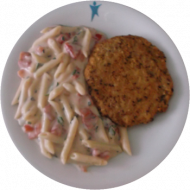 Schnitzel'Toscana' in in würziger Kräuterpanade (15,51,81) dazu Rahmmakkaroni mit frischen Tomaten (19,62,81) und Salatarnitur 