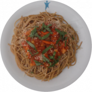 Vollkornspaghetti mit Ragout von roten Linsen, Tomatenwürfeln und Basilikum (3,21,81) und Reibekäse (1,2)
