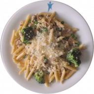 Brokkoli-Erbsen-Mezzanelli mit Hackfleisch und geriebenem Parmesan (2,15,19,47,51,81)