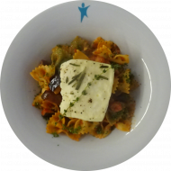 Mit mediterranen Kräutern marinierter Hirtenkäse (19) auf Pastapfanne 'Ratatouille' mit Knoblauch und frischem Gemüse (15,19,49,81)