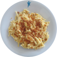 Kleine Portion:Hausgemachte Käsespätzle mit geriebenem Gouda und Röstzwiebeln(15,19,81) dazu Gurkensalat