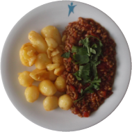 Vegan: Grünkernragout mit Tomate und Rucola (49,81,85), würzige Schwenkkartoffeln, Kopfsalat mit Dill