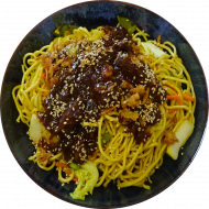 'Chow Mein' gebratene Mienudeln mit Sesam, Gemüse und gezupftem Rindfleisch (2,4,18,23,52,81)