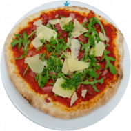 Rucola-Pizza mit Tomatensoße, Schinkenstreifen und Parmesanhobel (2,3,4,19,21,22,49,51,81)