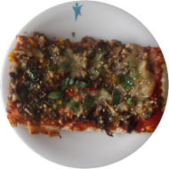 Asia-Pizza „Sweet Chili“ mit Rindfleischstreifen, Paprika,Zwiebeln, Champignons, Koriander(19,23,52,81)