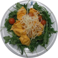 Tortellini mit fruchtiger Tomatensoße und Ruccolablättchen dazu Reibekäse (1,15,18,19,81)