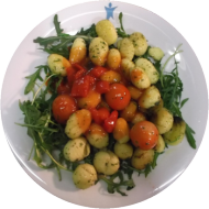 Gnocchipfanne auf Rucolablättchen und fruchtiger Tomatensoße (1,9,15,18,19,81)
