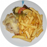 Hähnchenbrust 'au four' mit Würzfleisch überbacken (1,19,22,24,44,54,81), dazu würzige Pommes frites mit Eichblattsalat und Kräutervinaigrette (22)