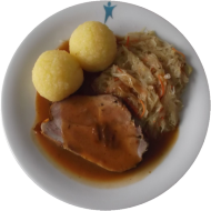 Mutzbraten in Schwarzbier-Kräutersoße (2,22,44,49,51,81) und Rotkraut mit Speck (3,51) dazu grüne Klöße (2,3,24)
