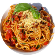 Pasta (81) mit fruchtiger Tomatensoße (9), dazu geriebener Gouda(1,19) oder vegane Reiberei(1,2)