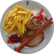 Grillteller 'Mensa' mit kleinem Schweinesteak, Frikadellchen und Grillwürstchen (1,2,3,15,51,52,53,81) dazu Pommes rot-weiß (9,15,19,81) und Weißkraut-Paprika-Salat