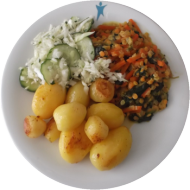 Vegan: Linsen-Spinat-Curry (3,18) dazu würzige Schwenkkartoffeln und Gurken-Weißkraut-Salat