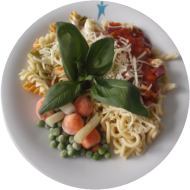 Nudelvariation (81) zur Auswahl:Salamiwürfel und buntes Gemüse (1,2,3,51) mit veganer Tomaten-Basilikum-Soße (81) oder Pesto-Frisckäse-Soße (1,18,19,24,49,81), geriebener Gouda (1,19)