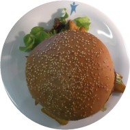 Campus-Riesenhamburger mit Rind oder Vegetarisch, BBQ-Soße, Snacksoße, Salat und Käse, dazu Kartoffelspalten (2,3,15,19,22,23,24,52,72,81,82)