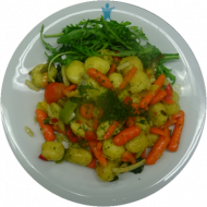 Gnocchipfanne mit buntem Gemüse und Rucolablättchen dazu Reibekäse (1, 3, 15, 19, 21)