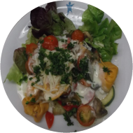 Tortellinipfanne mit buntem Bratgemüse dazu feiner Salat und Käsesoße (1,2,15,19,81)
