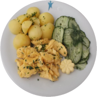 Rührei mit Kräutern (15) und Petersilienkartoffeln mit Butterrosette (19) dazu Gurkensalat