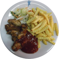 Chicken Wings mit scharfem Paprikadip und Pommes frites (54,81)