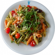 „Penne Tricolore al Pesto a la Genovese“ mit getrockneten Tomaten, Kirschtomaten,Parmesan und Rucola (2,3,15,19,24,47,49,74,81)