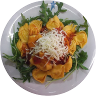 Tortellini mit Kirschtomaten, Tomatensoße, Rucolablättchen und Parmesanhobel (1,15,18,19,81) 
