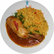 Nordafrikanisches Schmorhähnchen 'Tajine' mit Zwiebeln, Knoblauch, Paprika, aromatischen Gewürzen (5,24,48,49,54), dazu Couscous 'orientalischer Art' (71,81)