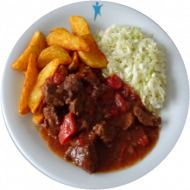 Rindfleisch „Stifado“ (Tomaten, Rotwein, Preiselbeeren) (24,44,49,52), Kartoffelspalten, Krautsalat