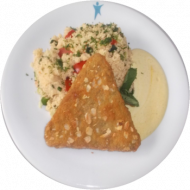 Vegan: Sellerieschnitzel (21,81) mit Curry-Ingwer-Soja-Dip (3,18) und Couscous-Tomaten- Gurkensalat mit Minze (3,49,81)