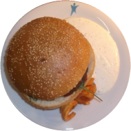 Riesen-Campus-Cheese-Burger mit Rindfleisch oder Hähnchenfleisch, Pommes frites dazu BBQ Dip (2,3,4,15,19,21,22,23,24,52,54,81,82)