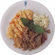 Nudelreis „Kritharaki“ mit Tomaten und Zwiebelgyros dazu Weißkrautsalat (51,81)