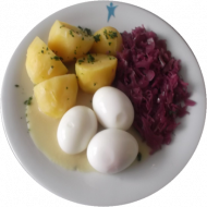 Gekochte Eier (15) mit Senfrahmsoße (19,22,81) dazu Petersilienkartoffeln und Rotkraut ohne Speck