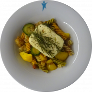 Halloumi mariniert mit Rosmarin, Thymian, Olivenöl und buntem Pfeffer (19) dazu Pastapfanne Ratatouille mit Knoblauch und frischem Gemüse (19,49,74,81)