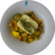 Hirtenkäse mariniert mit Rosmarin, Thymian, Olivenöl und buntem Pfeffer (19) dazu Pastapfanne Ratatouille mit Knoblauch und frischem Gemüse (15,19,49,81)