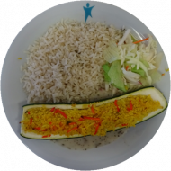 Vegan: Zucchini gefüllt mit Couscous (21,81), Basilikumsoße (81), Kräuterreis, Garnitur