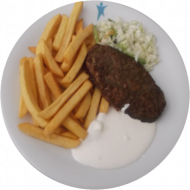Großes Hacksteak mit Frischkäsefüllung (15,19,81) mit Joghurt-Dip (19) dazuz Pommes frites und Salatgarnitur