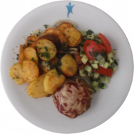 Frikadelle mit Käse überbacken (1,9,19,51,81) dazu Bratkartoffeln und Tomaten-Gurken-Salat