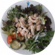 Bunter Salatteller mit Hähnchenbruststreifen (54) oder vegan: mit Sojastreifen (3,18) dazu Balsamico-Sojadressing (24)