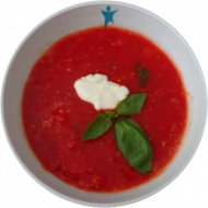 Vegan: Würzige kalte oder warme Tomatensuppe mit frischem Basilikum (19,24,49) dazu 1 Brötchen (81,82) und Gurken-Mais-Salat
